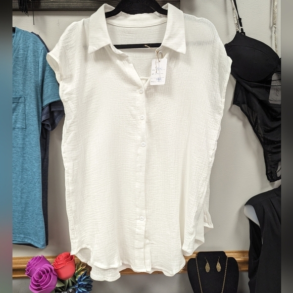 White linen blend button up top from boutique . size M - Picture 3 of 3